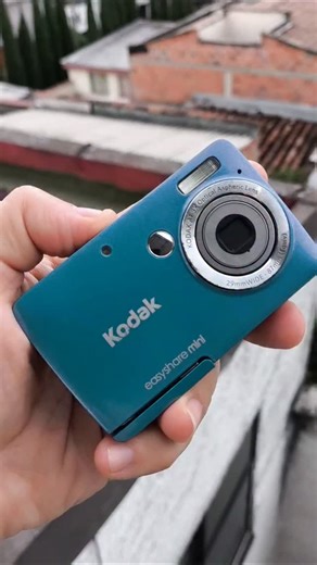 Juan Carlos Monsalve on Instagram: "$160 mil. Cargador, batería, memoria, incluídos. Detalle en tapa, hay que ponerle una cinta, Pero la pila no se cae, carga con un cable y toma fotos hermosas. Garantía de 3 meses. Envío a cargo del comprador. 📸 Kodak EasyShare Mini – Compacta, bonita y perfecta para redes La Kodak EasyShare Mini es una cámara digital ultra compacta ideal para quien quiere algo pequeño, práctico y fácil de llevar en el bolsillo. A pesar de su tamaño, toma fotos nítidas y color