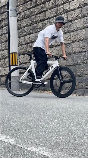 ピストバイクの代表的なトリックといえば「スキッド」