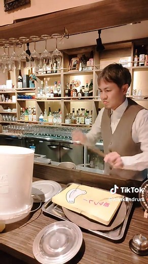 バーテンダーが叩く紅のドラム