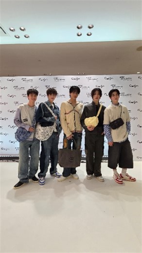 เฉลิมฉลองความพิเศษตลอด 10 ปี Carlyn ภายในงาน Carlyn: The Journey Unfolds รวบรวมกระเป๋ารุ่นไอคอนิกในช่วง 10 ปีที่ผ่านมา ทุกชิ้นคือบทสะท้อนของเส้นทางการเติบโตของแบรนด์ ที่สามารถสร้างกระแสฮิตต่อเนื่องในประเทศไทย จนกลายมาเป็น It Bag ที่ทุกคนต้องมี งานนี้ยังเปิดตัวคอลเล็กชั่นใหม่ Spring-Summer 2025 จาก Carlyn กับรุ่น Kira เป็น Mini Bag Kira และรุ่นใหม่อีกมาย ทั้งรุ่น Bell, Flower Cozy, Mave, May Dot, Paisley Cozy ที่พร้อมเปิดให้ทุกคนมา Pre Order กระเป๋าที่ใช่ระหว่างวันที่ 28 พ.ค.- 3 มิ.ย. 2568 ที่สยา