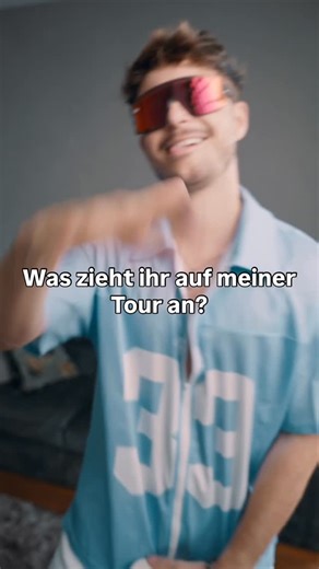 Tim Peters on Instagram: "Gibt es einen Dress Code auf meiner Tour? JA! Sei einfach Du selbst 🫶und WENN Du magst, style Dich zum Motto SCHLAGER RAVE 🪩🔥😎👽🪐….Eure Fantasie kennt keine Grenzen, ich weiß das!"