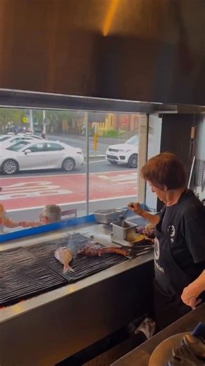 🇬🇷 Looking for Greek food to try in Sydney? Start here. If you want authentic flavours, generous plates, and a restaurant that’s been doing it right for nearly 16 years, Santorini on Oxford in Darlinghurst deserves a spot on your list. What to expect: Fresh Mediterranean ingredients Classic Greek dishes done properly Share-style mains Dessert that you won’t want to skip A warm, lively dining atmosphere It’s the kind of place where dinner turns into conversation, and conversation turns into ano