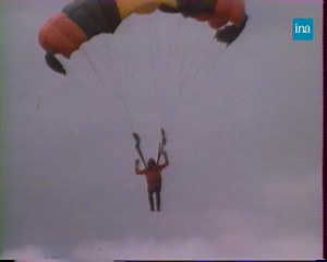 2.6M views · 12K reactions | 廒 PARAPENTE 廒 "On peut s'entrainer en précision d'atterrissage sans partir d'un avion et sans raquer un centime" ! En 1979 à Mieussy, reportage sur les balbutiements en France de la pratique du parapente. Avec "Les Choucas", le premier club au monde de cette discipline ! | INA | Facebook