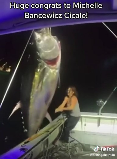 Michelle just landed one of the #WorldsBiggestFish #Solo! Huge congrats, what an effort. #GiantTuna #AtlanticTuna #GirlsWhoFish #FishingFYP #Tuna #FYP