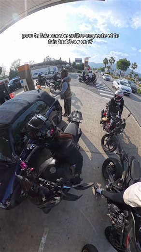Moments hilarants sur le trottoir en moto