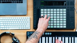 ¡Produce tu propia música desde tu computadora!  Aprende técnicas para diseñar, grabar sonidos y crear tu primer disco sin el uso de instrumentos y en el género musical que prefieras. ⚡️ | Crehana | Facebook