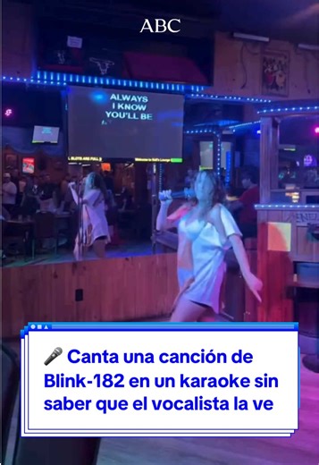 😳 Imagina que estás cantando una canción de tu grupo favorito en un karaoke y te das cuenta de que su vocalista se encuentra entre los presentes en la sala. Es lo que le pasó a Monica Polish (o casi). La joven estaba dándolo todo al ritmo del icónico éxito de Blink-182 de 1999, «All The Small Things» sin darse cuenta de Tom DeLonge, vocalista de la banda, estaba allí. Tras acabar su apasionada versión del clásico pop punk, los presentes le informaron de la presencia del artista y ella no pudo h