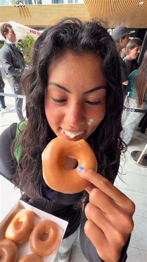 My uni in Madrid is giving away free Krispy Kreme donuts 🍩👀