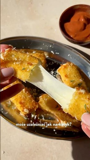 Mozzarella sticks - przepis na serowe paluszki w chrupiącej panierce, z ciągnącą się mozzarellą