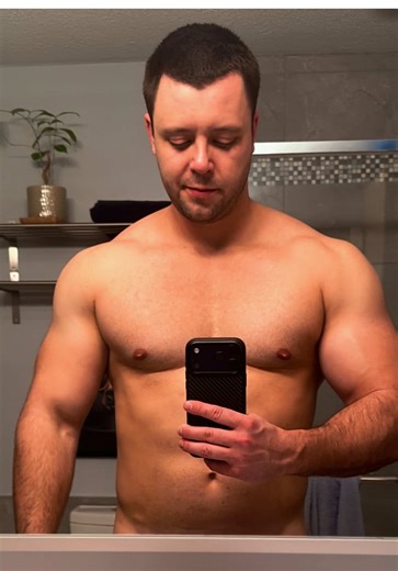 Incredible Mirror Selfie of a Natural Bodybuilder