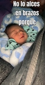 el sueño ligero es un sueño superficial: Durante esta fase, el cuerpo de tu bebé y su cerebro descansan, pero estan relativamente conscientes de su entorno, es posible que despues de esto el bebé se depierte y ahií sí pida tu ayuda. Cuando los alzas sin esperar no le das la oportunidad de intentar volver al sueño más profundo por sus propios medios. Con cariño Ruby | Sos.lactancia