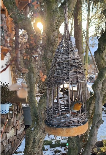 DIY Vogelfutterhaus 🐦 Selbstgemacht ist’s einfach am schönsten! Du benötigst: • 1 dickes Brett, rund gesägt (ca. 20cm Durchmesser) • 15 Gerade gewachsene Zweige (zum Beispiel Haselnuss, Weide) • dünne & biegsame Ranken von Haselnuss, Weide, Jungfernrebe oder Efeu Fragen zum Bau einfach in die Kommentare schreiben. Liebe Grüße, Silvia #rotkehlchen #naturgarten #diy #birdfeeder #wildvögel