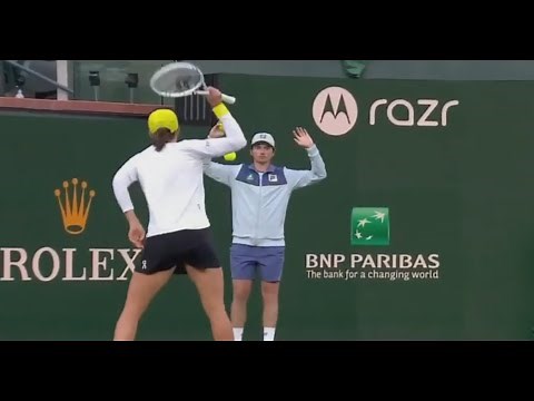 IGA ŚWIĄTEK SMASHES BALL AT YOUNG BALL KID | INDIAN WELLS SF VS MIRRA ANDREEVA MARCH 14, 2025