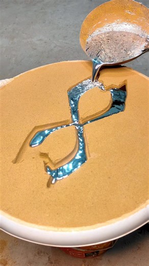 Casting Brass Knuckles in Sand - INSANE Detail & Finish Watch me cast brass knuckles (knuckle duster) using sand casting technique with molten aluminum! In this video, I show the complete sand casting process to create this detailed piece. The level of detail captured in the sand mold is incredible! 🔥 Video Includes: ✅ Sand mold preparation ✅ Pattern placement and mold creation ✅ Molten aluminum pouring ✅ Cooling and removal process ✅ Final cast reveal with amazing detail ⚠️ IMPORTANT DISCLAIME