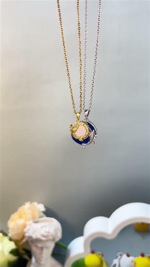 Stylish lockets and chains for jewelry wearers