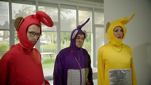 297K views · 2.8K reactions | Netflix kondigde aan dat binnenkort ook De Teletubbies hun rentrée maken op het grote scherm. Zesentwintig jaar na het stopzetten van de eerste reeks, hebben ze elkaar dan ook opnieuw ontmoet. En wij waren erbij! | De Ideale Wereld | Facebook