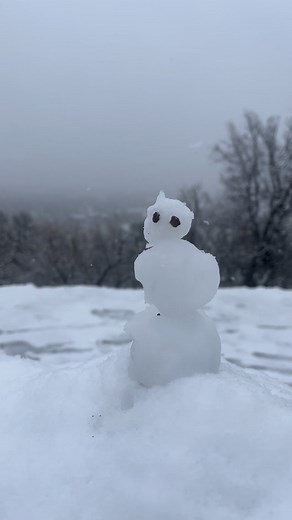It’s getting frosty here in Flagstaff! Flagstaff is getting 1-3” of snow today, and possibly more to come! ☃️ Please take care during your snowy travels, as visibility may be limited. As always, #StayAndPlayResponsibly and take care of the nature around you - stay on designated trails and keep snowplay areas clean. For more info on winter recreation activities, check out our 2025 Winter Recreation Map, link in our bio. #DiscoverFlagstaff #ResponsibleSnowplay #LeaveNoTrace #Winter #FirstSnow | Di