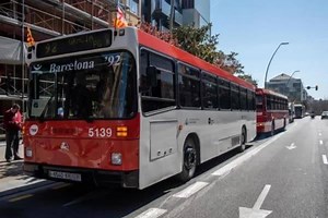 L'autobús Pegaso 6420 va tornar a trepitjar l'asfalt dissabte per recordar els trajectes de les antigues línies 31, 25 i 92, on havien prestat servei. La Fundació TMB i les entitats ARCA i ACEMA van fer possible aquest bonic homenatge. http://ow.ly/oL6F30ob0Uk | TMB, Transports Metropolitans de Barcelona