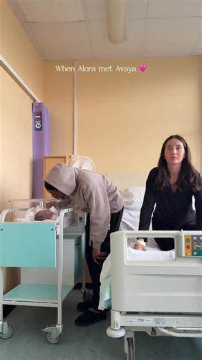 Harleigh Fairgrieve on Instagram: "Rara meeting her baby sister 凉 a moment I’ll never forget 勺"