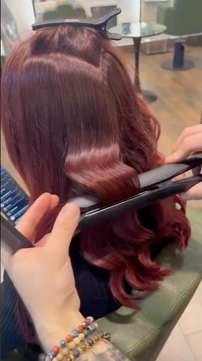 Identifiez quelqu’un qui doit apprendre cette nouvelle technique de boucles au lisseur 🤩