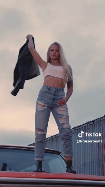 Write a moody song to this Halsey Type Beat.