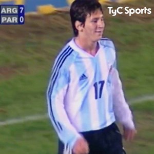 EL NACIMIENTO DE UNA LEYENDA Un 29/6, pero de 2004, Lionel Messi debutó con la camiseta de la Selección Argentina en un amistoso Sub-20 ante Paraguay. Leo tenía 17 años, ingresó en el ST y marcó este golazo. La AFA organizó el partido exclusivamente para asegurárselo y que no pueda jugar con España. | TyC Sports