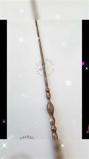 Varita mágica, elaborada con máquina 3d y pintada a mano. La varita de Hermione Granger, estaba hecha de vid, con núcleo de fibra de corazón[1] de dragón y medía 103/4 pulgadas (27,3 cm). Se caracterizaba por ser flexible y buena para realizar hechizos. La varita fue fabricada por Garrick Ollivander en algún momento antes de la educación de Hermione en Colegio Hogwarts de Magia y Hechiceria. Hermione Granger obtuvo su varita en la tienda de varitas Ollivanders en el Callejón Diagon, al precio de