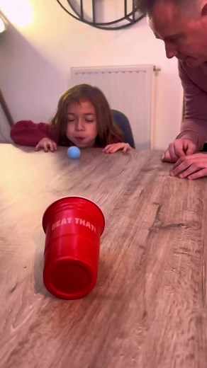 Beat That!, le meilleur jeu pour réunir les amis et la famille ! 🥳🧡 Des règles simples et des fous rires garantis, Beat That c'est le jeu délirant des défis déjantés à tester absolument. 😂 160 défis à relever dès 8 ans et à partir de 2 joueurs 🥳 Prêts à défier toute la famille ? A vous de jouer ! 😜 | Beat That - Le Jeu Délirant des Défis Déjantés