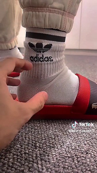 Hide under bed prank 👻🤣 #scarepranks #scarecamchallenge #fail #scarecam #jumpscare #scary #scared #scaring #foryou #fypシ #funny #fails #failsoftiktok #funnyvideos #scareprank #scaringpeople #funnyprankvideos #funnymoments #hahaha