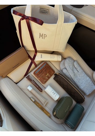 What’s is my mini @llbean January edition 🖤 - Personalized card wallet - Lip balms & perfume - Glasses - Mini deodorant - Keys & key holder - Roll of linen cocktail napkins - Pencil case that holds the lip balms - Lotion for the dry air - Cozy mittens 🔗’s in my bio or check my stories for direct links too! 🖤 #aesthetics #llbeantote #whatsinmybag #girlessentials #purseessentials