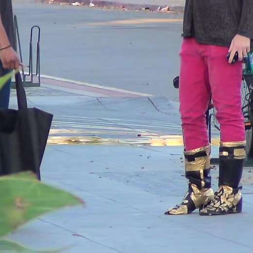 Big black clock prank 藍 #pranked #hiddencamera #laugh #prankster #pranksters #islavista #jokes #humor #joke #bbc #clock #comedy #prank #pranks #d | Fan Fun | Facebook