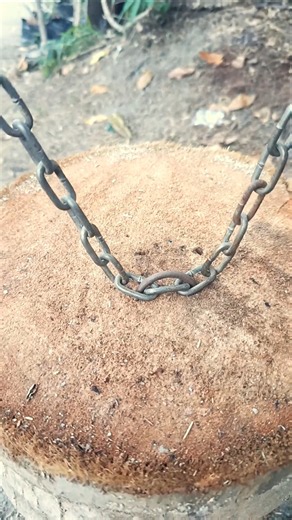 A simple trick for locking the chain.