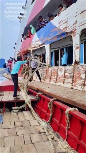 Sprung über Kielwasser: Wie ein Seilzug das kleine Boot am Riesen festmach