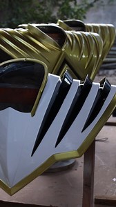 The best quality on the market in Armor, Helmets and Collectibles, Get a quote for your design now. Somos Fabricantes especializados en la creación de piezas coleccionables y 100% funcionales para tu cosplay. Don't hesitate to quote your designs. Parts made of the highest quality fiberglass and polyester resin materials with automotive paint finish. Your best option for a part that will last forever. #tallerazlo #azlobien #powerrangers #itsmorphintime #handmade #handmade #greenranger #shield #di