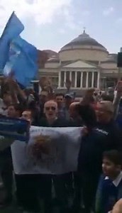 Ecco le immagini del flashmob per Gonzalo Higuain in Piazza Plebiscito! #flashmob #Higuain | Radio Kiss Kiss Napoli