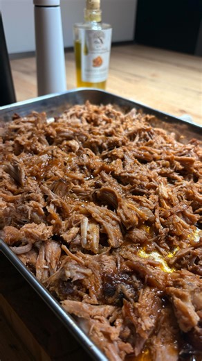 Šmak Majster🔪 on Instagram: "Trhané mäso📌🥩 Nákupný zoznam : -1KG bravčovej krkovičky -soľ, čierne korenie -2PL horčice -30ml jablkovej šťavy -1ČJ pretlačeného cesnaku -2ČJ červenej papriky -2ČJ BBQ korenie Pečieme na 120stupňov 240min., následne pod alobalom približne 180min., po upečení výpek odlož, mäso natrhaj a postupne pridávaj výpek do každej porcie.⏰ Dobrú chuť.📌 #trhane #krkovicka #recepty #jedlo #varenie"