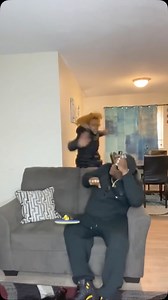 🧠Los celos son una emoción natural que se puede manifestar en diferentes formas, como preocupación, ira u obsesión. 📌Se originan cuando una persona percibe una amenaza, real o imaginaria, a la pérdida de algo que considera propio. Los celos pueden estar relacionados con relaciones de pareja, amistades, familiares o laborales. Algunas de las bases psicológicas de los celos son: Inseguridad, Falta de confianza en uno mismo o en la relación, Miedo a la pérdida, Angustia, Falta de control. Los cel