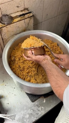 𝗞𝗔𝗥𝗧𝗛𝗜𝗖𝗞 𝗥𝗔𝗝𝗔𝗡 | 𝗕𝗟𝗔𝗖𝗞𝗖𝗔𝗣𝗦 on Instagram: "🌟 Tharamana briyani 🔥 . This place was run by family members must try their chicken briyani and chicken 65 one of the best combo for Kodaikanal climate apdiya Marakama oru like podrunga makkaley ❤️🙌🏻 . Like ❤️Share ➡️ Eat 😋 . Follow @blackcaps_official for more vlogs 🔥 . 📍Location Hotel Noor mass Pallivasal complex , observatory road Kodaikanal . ⏰Timing 12pm to 10pm . #kodaikanal #madurai #food #reels"