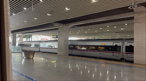 2025.06.01，G320次（香港西九龙站-重庆西站）本务中国铁路广州局集团有限公司广州动车段深圳动车运用所CR400AF-A-2073广州南站进站