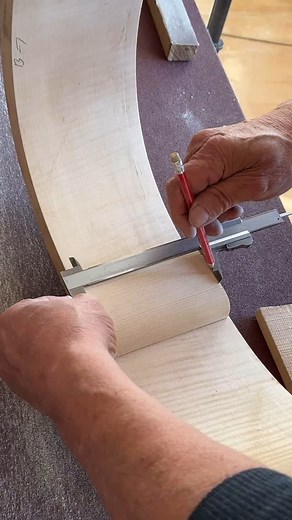 19K views · 8.2K reactions | How to Make the Ribs Part 3 With the blocks glued, the ribs are carefully sanded for a smooth finish, preparing the edges for the top and back. Once they reach the right measurements, a sharp chisel is used to carve precise spaces in the blocks, ensuring the linings fit perfectly into the corners. Precision is key in this step! Stay tuned for the next phase! ✨ #howtomake #cello #luthier #handmade #ytupopstrings | Luthier Pop | Facebook