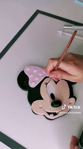 How to make 2D Minnie Mouse face fondant 🖤 #minnie #minniemouse #fyp #caketopper #caketok #foryoupage #tranding #modellingpaste #sugarpqstefigure #disney #foryourcake
