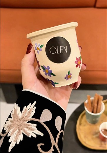 يا هلا والله يا جماعة إذا محتارين وين تروحون هالعيد وتبغون مكان يجمع @olen.coffee لكم بين الأجواء الفخمة والفعاليات اللي توسع الصدر مالكم إلا كافيه أولن في حي حطين المكان صاير هبة العيد ومسوين أجواء حقيقية تاخذ القلب من السامري والطرب التراثي لفعاليات تجنن مستمرة أول ثلاث أيام العيد عندكم ركن نقش الحنة وركن تلوين أكواب الفخار والحماس كله عند عجلة الحظ وهديتكم فورية في وقتها وضيافتهم تبيض الوجه من القهوة والشوروز البلجيكي الكافيه يستقبلكم من ستة الصباح لإثنين الليل والفعاليات تبدأ يومياً من ثماني