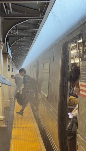 Heavy Rain And Winds at New Utrecht Av 🌧️🌧️🌧️🌧️ #NYCSubway #NYC #NewYorkCity | NYC Subway Life