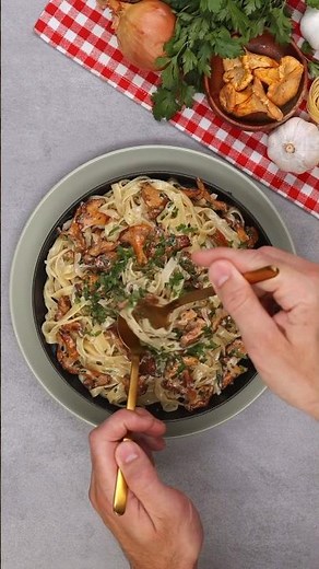 Tagliatelle in cremiger Pfifferling-Rahmsauce 🍝🌱 #EinfachTasty #Pfifferlinge #Pilzrezept #Pilze