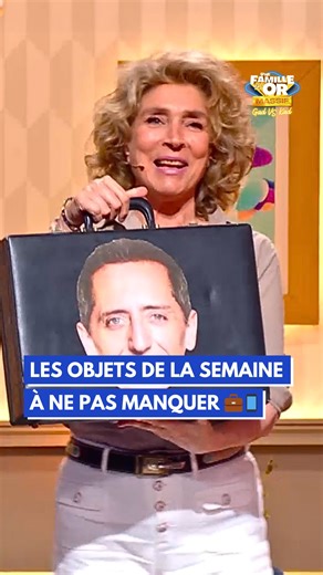 On tient tout de même à préciser que ces objets ne sont pas à vendre 💼📱 Une Famille en Or Massif, Vendredi à 21h10 sur @tf1 & @tf1plus ✨ #UneFamilleEnOr #UneFamilleEnOrMassif #KadMerad #GadElmaleh | Une Famille En Or