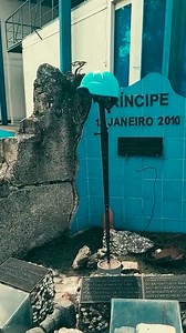 🔰 Monumento Haiti ✅ Logo após o terremoto que devastou o Haiti, o então Coronel Ajax Porto Pinheiro, à época Comandante do Batalhão Brasileiro de Infantaria de Força de Paz (BRABAT), idealizou e construiu, no Forte Nacional, o Monumento Haiti, em homenagem aos brasileiros que tombaram em decorrência daquela tragédia. 🫡 Com o encerramento da Missão das Nações Unidas para a Estabilização no Haiti (MINUSTAH), o memorial original foi transferido para o Centro Conjunto de Operações de Paz do Brasil