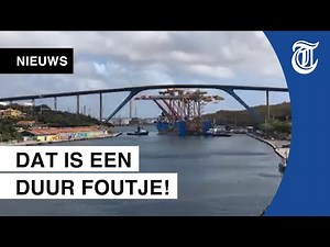 Inschattingsfout: vrachtschip botst tegen brug