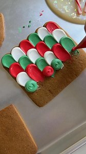 3M views · 4.8K reactions | Pretty much the only way you'll see me decorate the roof of a gingerbread house. It just doesn't get easier or more satisfying! #gingerbreadhouse #holidaybaking #royalicingcookies #oddlysatisfying #royalicing | Butterfly Bakes ATL | Facebook