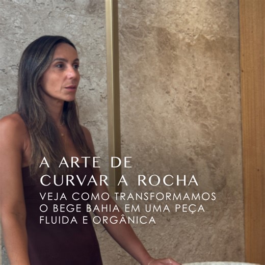 Baracho Pedras Marmoraria on Instagram: "Neste lavabo impactante, o escritório @acnl_arquitetura desafiou a rigidez natural da pedra para criar algo fluido e orgânico. As arquitetas @alineacastro e @natalia_leite desenharam uma cuba esculpida que é uma verdadeira obra de arte: laterais arredondadas que suavizam o olhar, somadas a um trabalho de ripado na própria pedra que traz textura e ritmo. . A escolha do clássico Bege Bahia para revestir piso, parede e bancada criou uma "caixa monolítica" ac