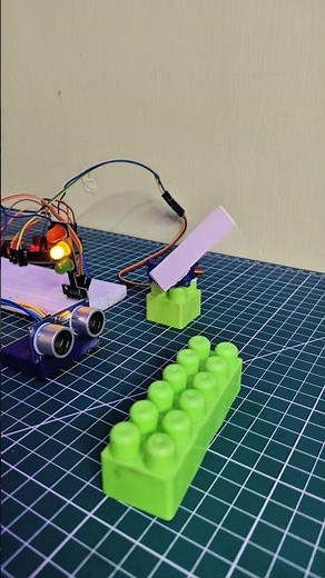 🚪 Automatic Door Using Ultrasonic Sensor & Traffic LED | Arduino Project ⚡ #shorts #youtube #diy